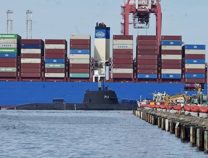 國造潛艦原型艦海鯤艦（圖）17日在高雄港內持續進行浮航，帆罩內的光電桅杆亦豎起，舷號711清晰可見