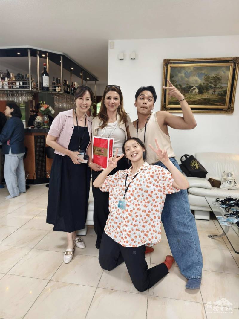 由格雷文布羅伊市議員Sevda Alms邀請團員郭峻宇和陳珮綺參與2025年該市文化節的演出，最終演變成今年如此一團大陣容的美好緣分