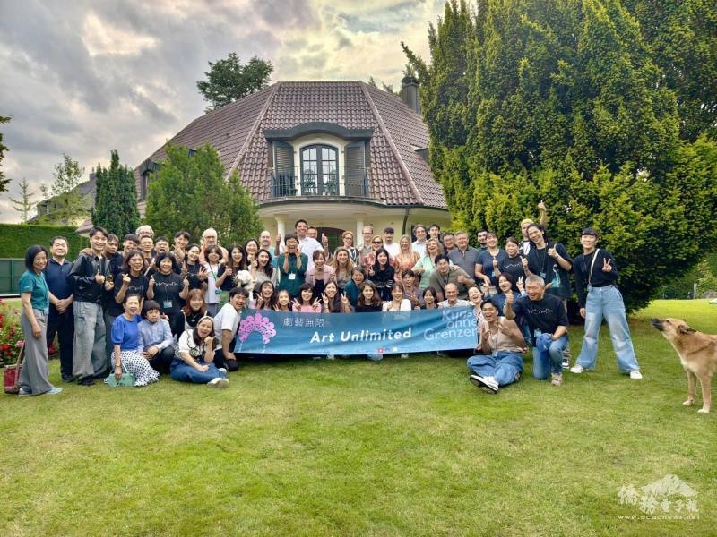 全體志工和劇藝無限團員們在文化結協會會長陳黎黎家中的歡迎餐會