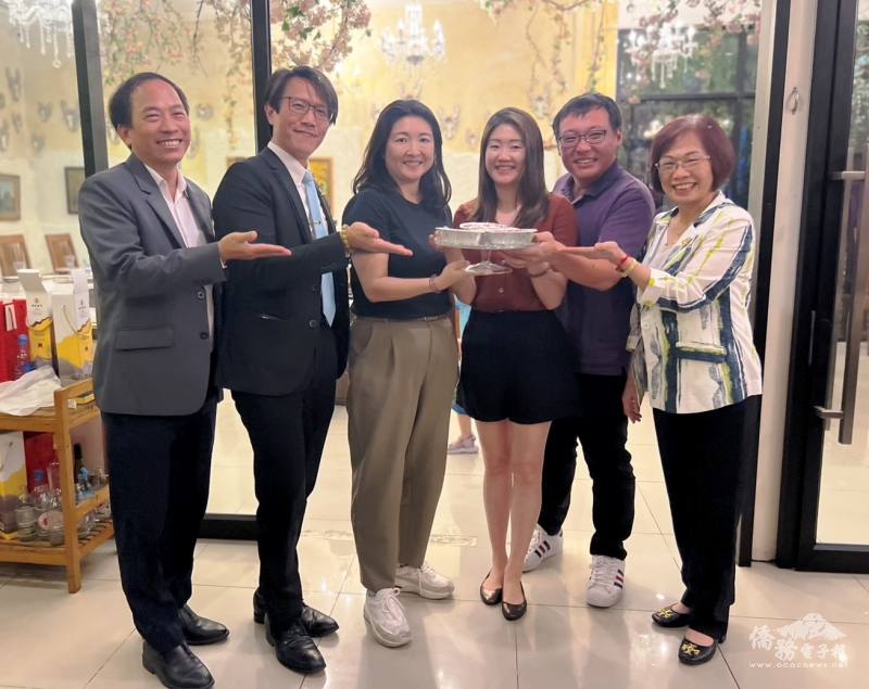 青商會6月壽星慶生 (左起為許世榕、董思齊、侯錦芳、余若凡、黃啟碩、郭修敏)