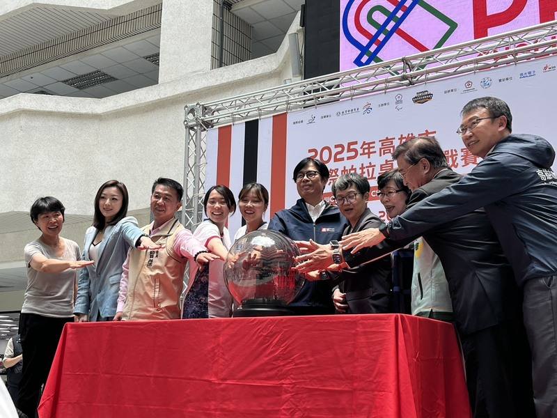 2025年高雄市國際帕拉桌球挑戰賽即將在7月2至5日在義守大學體育場登場，高雄市政府17日在四維行政中心舉辦記者會，市長陳其邁（左6）期許選手挑戰自我，奪得佳績