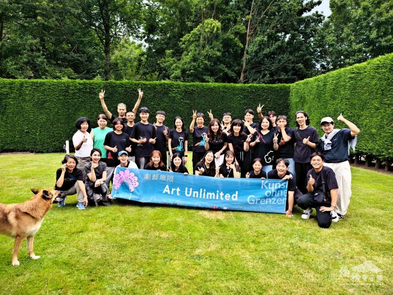 今年劇藝無限的團員們已有數位學長姊成為協助志工, 擔任不同的角色與任務, 此行不只是演出, 更身負教學工作, 團員們都將獲得巨大的成長與生活體驗