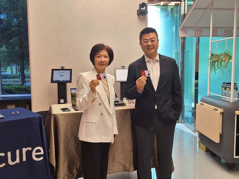 精誠資訊轉投資智慧資安科技與AuthenTrend（歐生全創新）宣布，攜手推廣符合FIDO2國際標準的指紋驗證解決方案。智慧資安科技董事長詹伊正（右）、AuthenTrend董事長李欣欣（左）共同出席