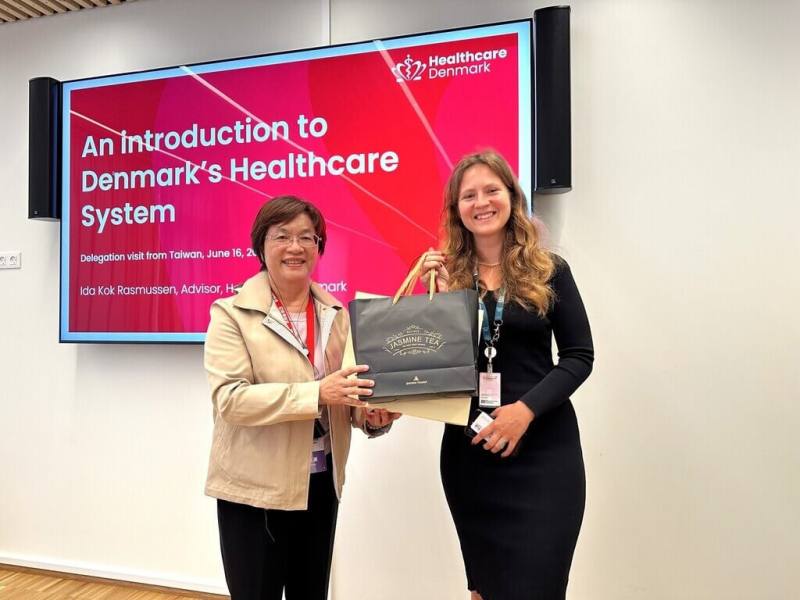 彰化縣長王惠美（左）率縣府團隊前往丹麥了解當地社會福利政策推動現況，17日先到丹麥醫療保健中心（Healthcare Denmark）參訪，王惠美指出，丹麥即將邁入超高齡社會，此行主要了解丹麥核心理念「以人為本」的智慧照顧系統。（彰化縣政府提供）
