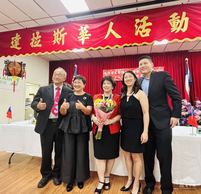 徐佳青與羅玉昭及其家人合影