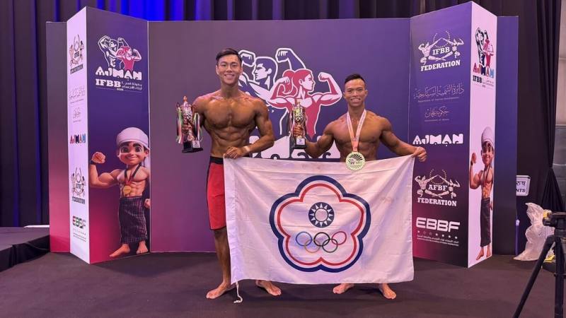 2025年IFBB亞洲健美健身錦標賽於阿吉曼舉行，台灣選手劉明毅（右），17日靠著出色的體態和形體獲得裁判青睞，拿下170公分級金牌。（中華民國健美健身協會提供）