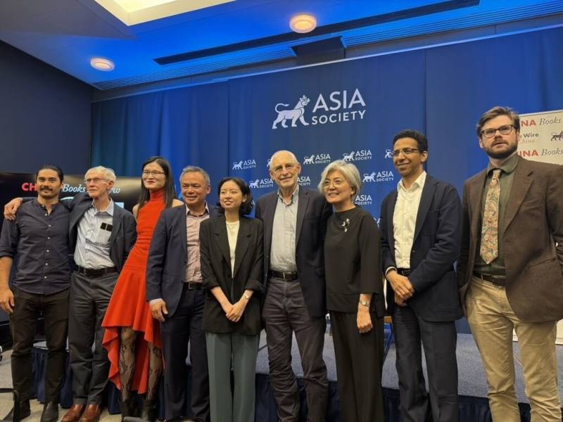 亞洲協會16日在紐約總部舉行首屆「夏白芳圖書獎」頒獎典禮，獲獎作品「臺灣漫遊錄」譯者金翎（中）與亞洲協會會長康京和（右3）、哥倫比亞大學教授黎安友（Andrew Nathan，右4）等人合影。（駐紐約台北文化中心提供）