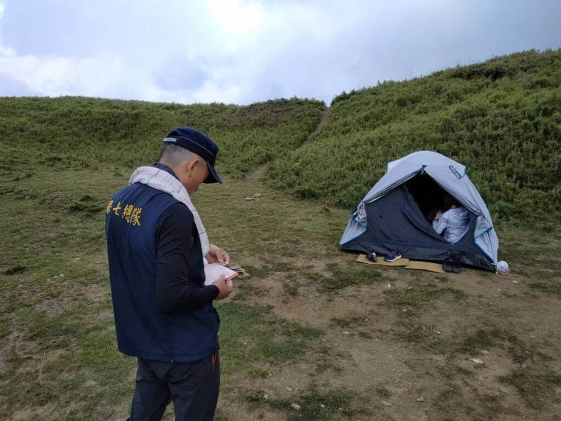 太魯閣國家公園管理處指出，合歡北峰小溪營地並非合法露營區，也未開放民眾露營，合歡山區屬於脆弱的高山生態環境，將會同保七總隊第九大隊加強巡查並取締露營、炊煮等違規事項。（太管處提供）