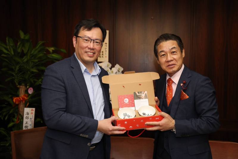 體育署鄭世忠署長（左）一行拜會名古屋市議會西川學議長（右），並互贈紀念品