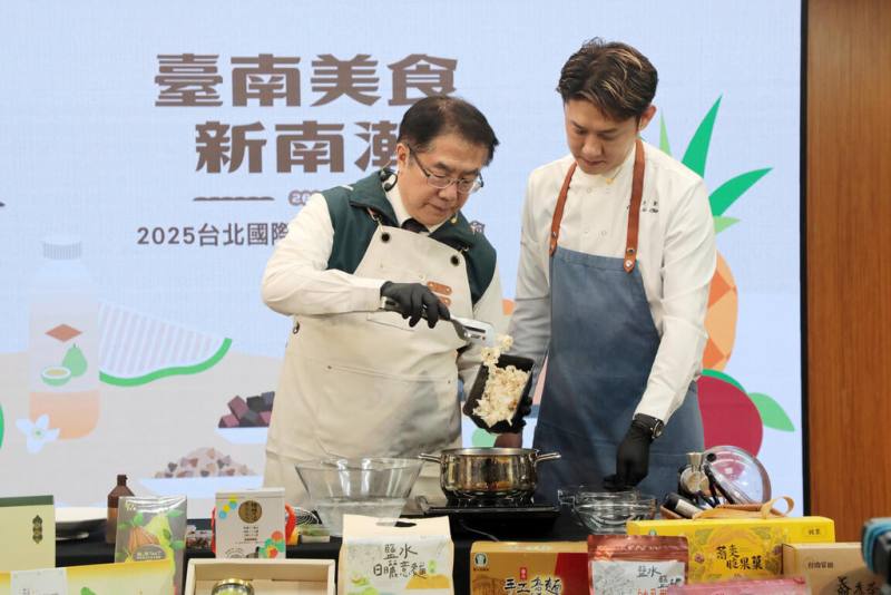 2025台北國際食品展將登場，台南市政府今年以「南得極品」品牌參展，集結7家優質業者與2家農會設置「台南館」，市長黃偉哲（左）16日出席展前記者會，以參展農特產品製作料理。（台南市政府提供）