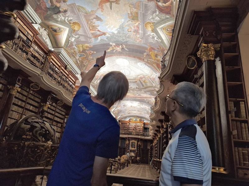 宜蘭代理縣長林茂盛（右）15日率領縣府團隊前往捷克共和國首都布拉格，參訪國家圖書館「克萊門特學院圖書館」，館方安排人員為林茂盛解說，並導覽圖書館建築及相關設施。（縣府提供）