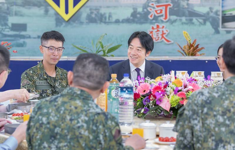 總統與官兵代表會餐及頒發加菜金，慰勉官兵辛勞