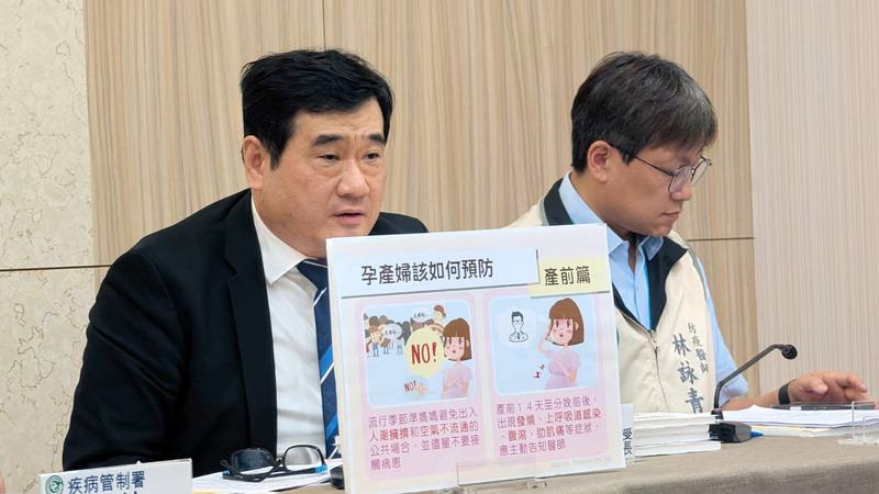 國內新生兒腸病毒疫情嚴峻，台灣新生兒科醫學會理事長楊生湳（左）指出，伊科病毒可以透過胎盤、產道、出生後的接觸傳染，呼籲孕婦生產前2週就不要出入擁擠場所