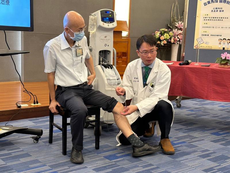 台東馬偕醫院3年前引進「經皮機械性血栓清除術」，為微創血管介入治療，患者術後可迅速恢復行動力，不需北上即可獲得與醫學中心相當的照護品質，醫師呂孟穎（右）出席記者會說明