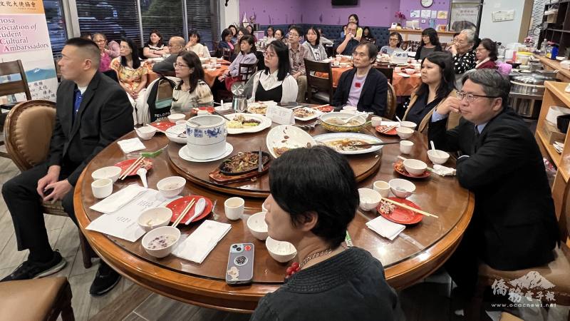 校長們聚精會神聆聽簡報