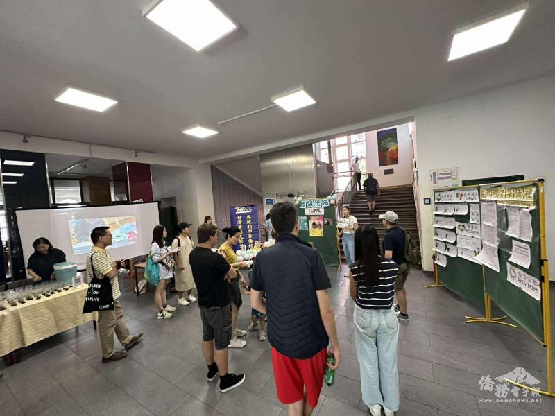 校園入口展出學生作品與課程介紹板，吸引許多家長駐足觀看