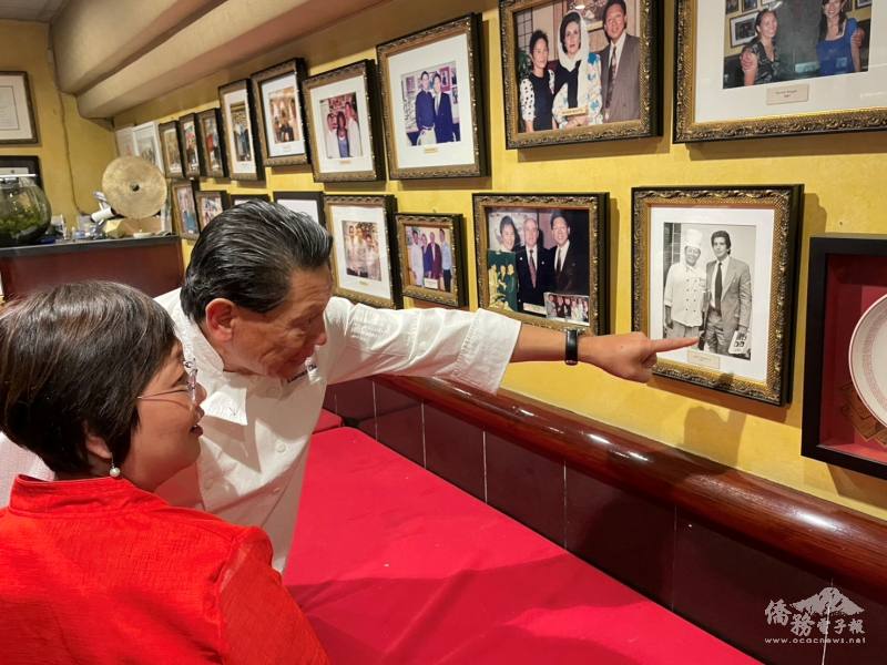 朱鎮中(右)向徐佳青(左)介紹喜福居的歷史