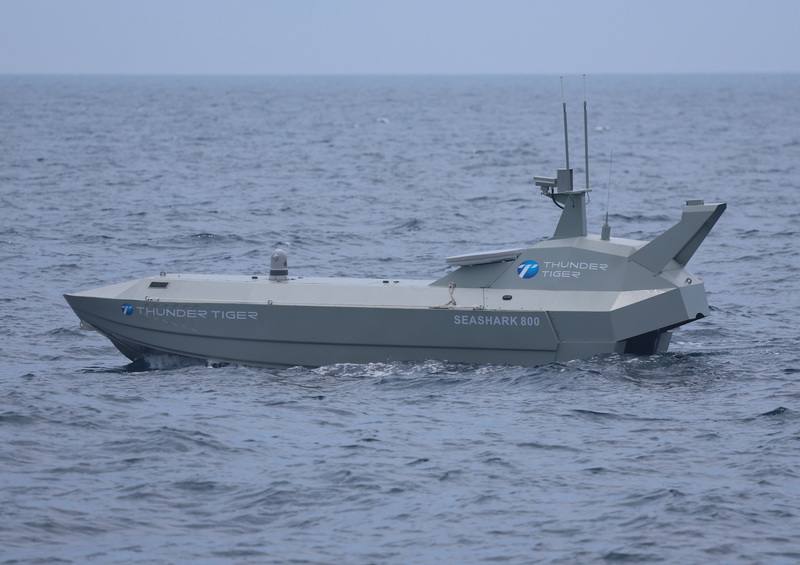 中科院17日舉辦水面無人載具公開展示，圖為雷虎科技「海鯊800」無人艇在蘇澳外海進行動態展示
