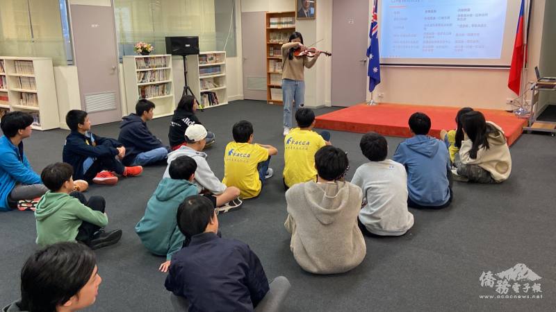 文化講師Vanessa以小提琴演奏望春風