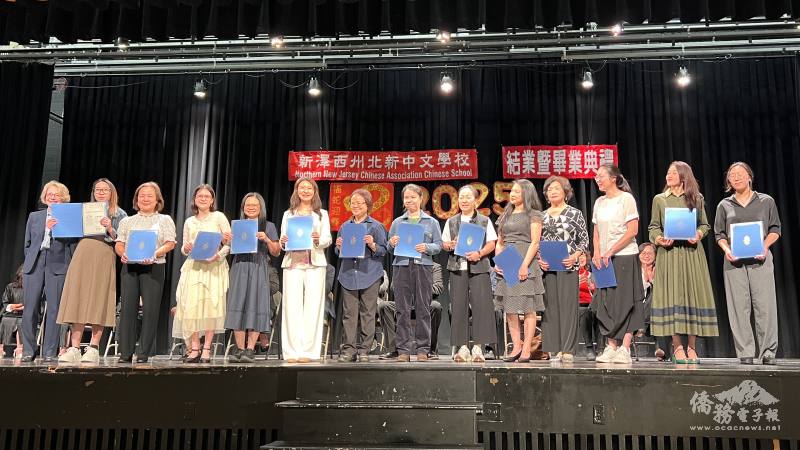 紐澤西州學區委員長聯誼會主席Karen Cortellino (左1) 代頒發感謝狀給23名教師