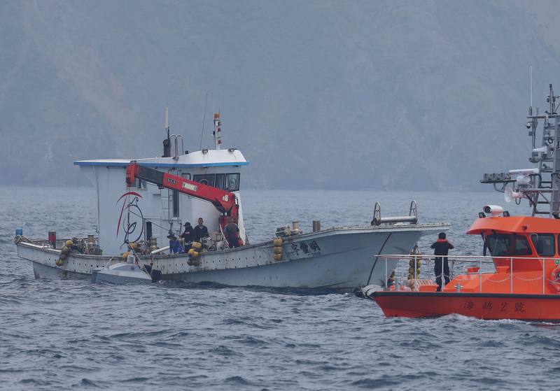 中科院17日舉辦水面無人載具公開展示，邀請12家國內外廠商參與，其中3家國內廠商的無人艇在蘇澳外海進行動態展示。圖為碳基科技「碳險家一號」展示完畢後，由吊船載離