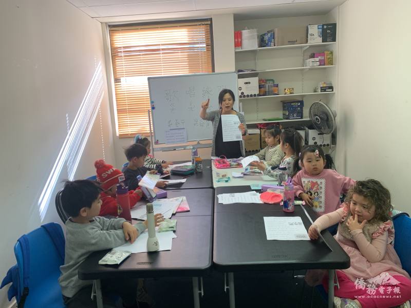 澳洲東方文化學校舉辦華語歌曲教唱活動，老師帶領同學逐字發音練習