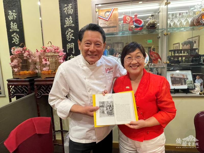 朱鎮中(左)贈書給徐佳青(右)