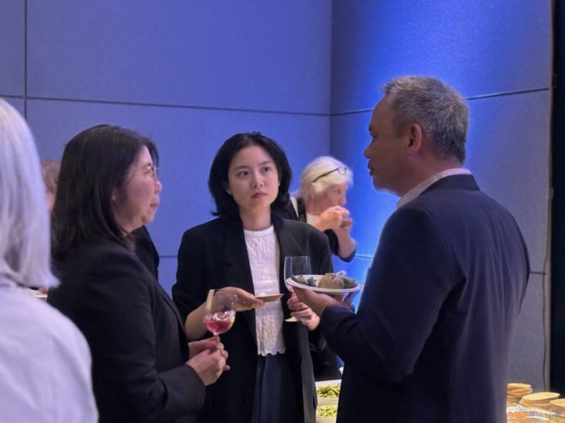 「臺灣漫遊錄」譯者金翎（中）出席「亞洲協會」頒獎典禮後酒會。（駐紐約台北文化中心提供）