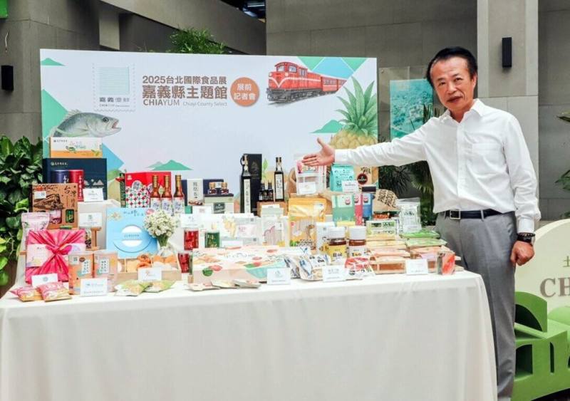 「2025台北國際食品展嘉義縣主題館」展前記者會18日舉行，縣府號召參展業者共同誓師，縣長翁章梁（右）也力推嘉義在地農特產。（嘉義縣政府提供）