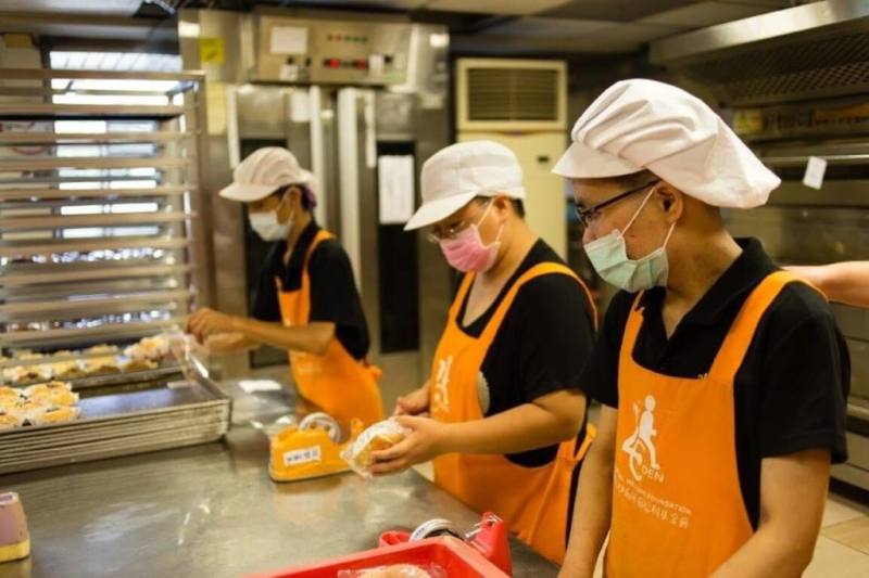 台中市目前設有餐飲烘焙等5種型態庇護工場，以完善服務評估與資源整合模式，個別化服務策略協助身障者，透過庇護性就業高密度訓練，讓身障者邁向一般就業市場。（台中市政府提供）
