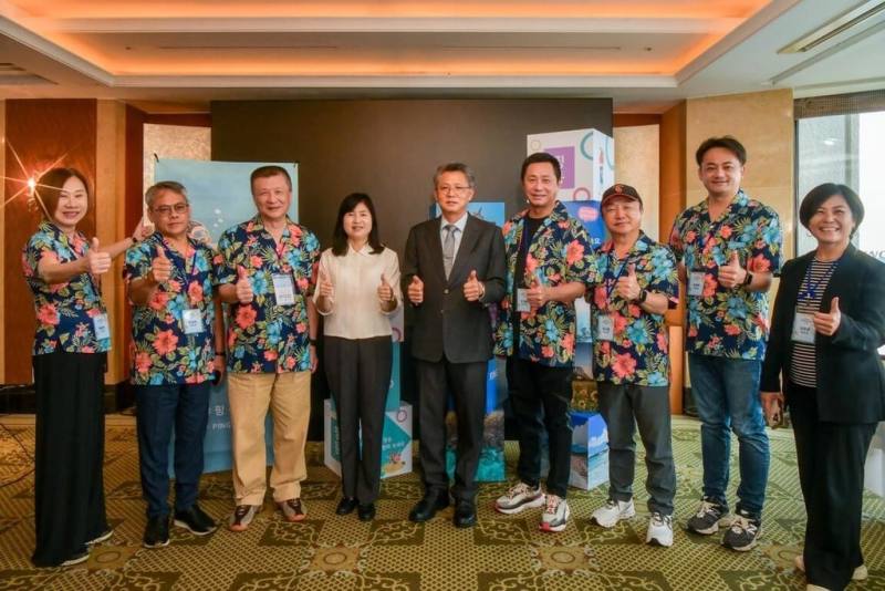 為拓展韓國來台自由行與短天期旅遊市場，屏東縣政府17日在首爾舉辦「屏東觀光推介會」，邀請30名韓國旅行業者、媒體與人氣KOL參與。屏東縣交通旅遊處長黃國維（中）出席，介紹屏東主題路線與旅遊特色。（屏東縣政府交通旅遊處提供）