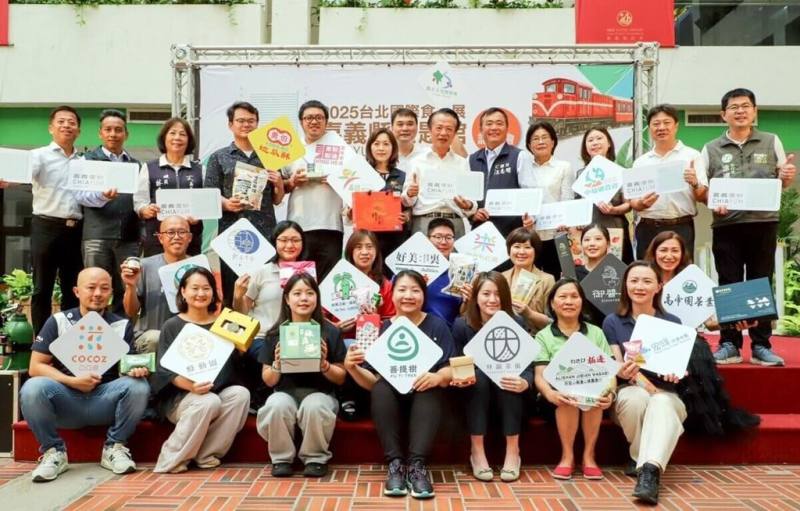 嘉義縣政府18日舉辦「2025台北國際食品展嘉義縣主題館」展前記者會，集結參展業者與縣長翁章梁（後右6）共同誓師，將力推嘉義在地農特產。（嘉義縣政府提供）