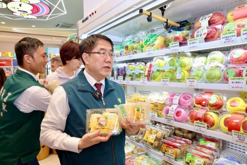 台南產地直送金鑽鳳梨截切鮮果盒，預定於全台7-ELEVEN門市限量上架1萬5000盒，市長黃偉哲（前）18日在安平區7-ELEVEN亞萬門市出席記者會宣傳。（台南市政府提供）