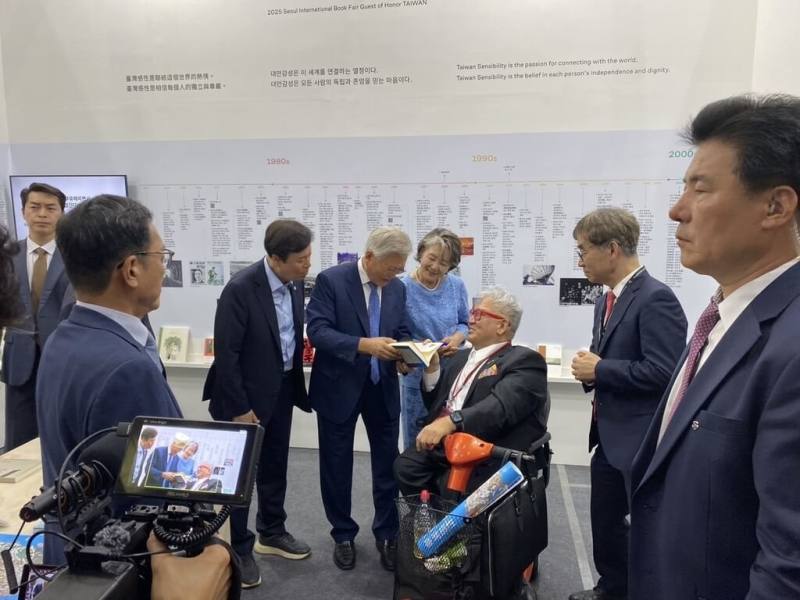 韓國首爾國際書展18日登場，前韓國總統文在寅（左3）與夫人驚喜現身被選為今年主題國的台灣館，與台北書展基金會董事長郝明義（右3）相談甚歡。（文策院提供）