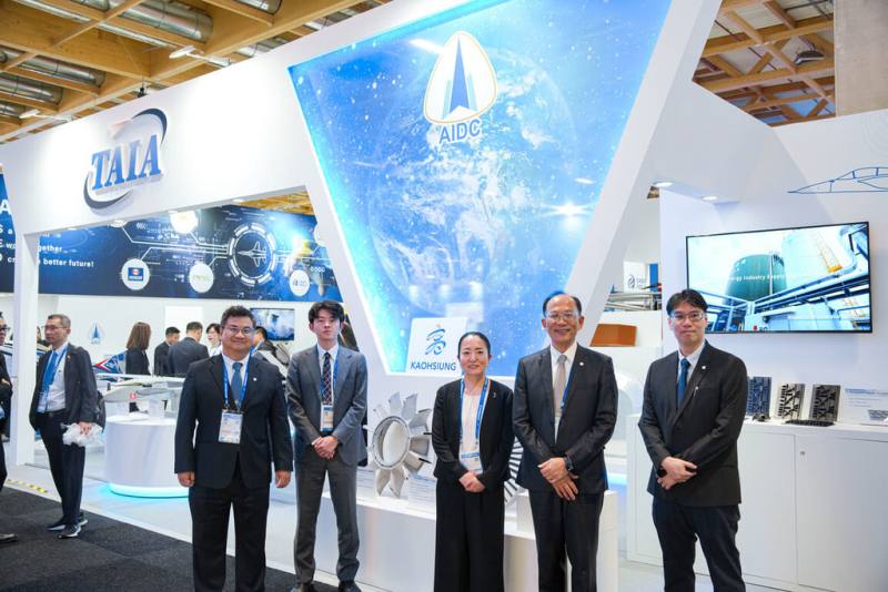 漢翔航空工業公司繼4月啟用新建岡山廠區鍛造廠後，近日並參加「巴黎國際航空太空展」（Paris Air Show），展現高雄廠生產的航空發動機零組件，同步亮相多項自主研發的創新產品。（高雄市經發局提供）