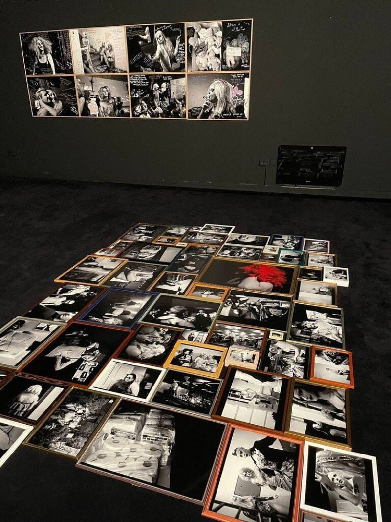 台灣紀實攝影師張雍在塞拉耶佛舉辦個展Drag Queens。張雍表示，Drag不僅是舞台表演，更是一種正向的存在抗議，盼透過影像促進理解。（駐匈牙利代表處提供）
