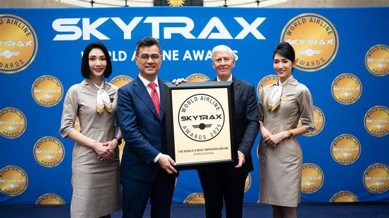 Starlux CEO Glenn Chai (center left) and Skytrax CEO Edward Plaisted. Photo courtesy Starlux Airlines June 17, 2025