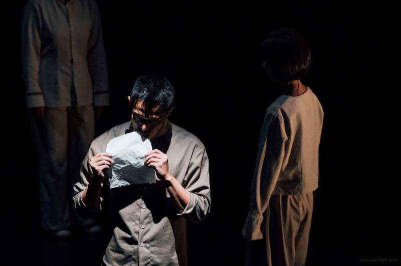 《感謝公主》劇情由一封外公寫給孫女的信展開，藉由臺灣白色恐怖的歷史創傷，描繪主角因被入罪而流離、監禁的處境。（攝影：林育全／窮劇場與江之翠劇場提供）