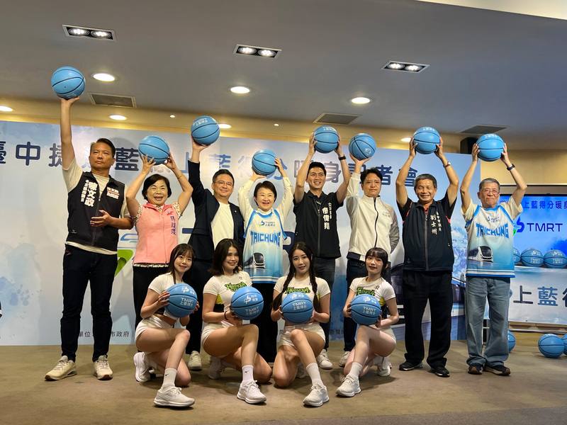 台中捷運藍線即將開工，市長盧秀燕（後左4）17日出席「台中捷運藍線上藍得分」暖身記者會，並宣布開工當天捷運綠線全線免費搭乘
