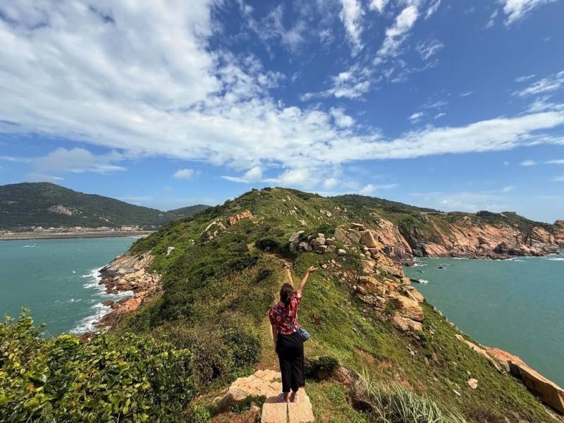 馬祖國家風景區管理處近日邀請馬來西亞人氣YouTuber「J旅」（Janice&Jaguar）走訪馬祖拍攝遊記影片，J旅從第一人稱視角出發，深入呈現馬祖壯麗自然、人文風貌與觀光轉型的嶄新面貌，藉以在東南亞市場推廣台灣觀光。（馬祖國家風景區管理處提供）