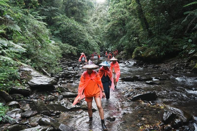 「海波浪」團隊帶領學員從海邊撿拾垃圾開始，沿著溪流溯源上山