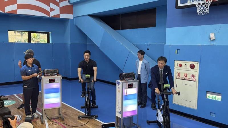 台北市中正運動中心費時半年整新，將於20日正式啟用。台北市長蔣萬安（右3）18日表示，除陸續更新各運動中心，並打造9處特色運動館，要讓規律運動市民達40%。（台北市體育局提供）