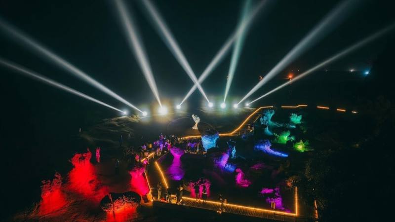 「2025野柳石光夜訪女王」活動28日即將登場，以夜間賞奇岩地景為核心，融合野柳地質景觀、自然資源、海浪與漁火等元素，打造具主題性的光影互動體驗與特效演出。圖為往年活動情形。（北海岸及觀音山國家風景區管理處提供）