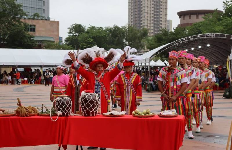 新北市政府原住民族行政局表示，將於三峽區興建歲時祭儀廣場，作為祭典、文化學習、世代共學場所。圖為在新北市政府市民廣場舉辦的歲時祭儀活動。（新北市原民局提供）