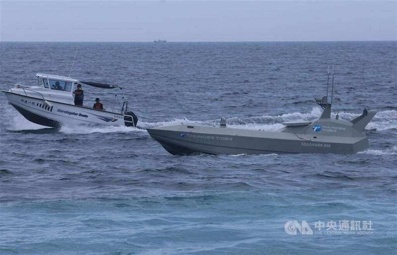 A Sea Shark 800 unmanned surface vehicle (right) demonstrates its capabilities off the coast of Su'ao in Yilan County on Tuesday. CNA photo June 17, 2025