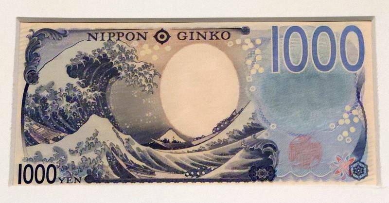 故宮南院展「神奈川沖浪裏」作品，出自日本江戶時代浮世繪畫家葛飾北齋之手，是日本藝術史上具代表性的經典之一。2024年新版千圓日幣（圖）選用這幅畫作為主視覺，象徵它的重要地位