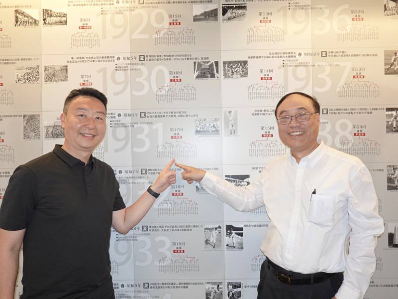 交通部長陳世凱（左）與觀光署長周永暉（右）17日出席在阪神甲子園球場舉行的「台灣日」活動前，先參觀甲子園歷史館，了解1931年嘉農（KANO）棒球隊打進甲子園獲亞軍的光榮故事