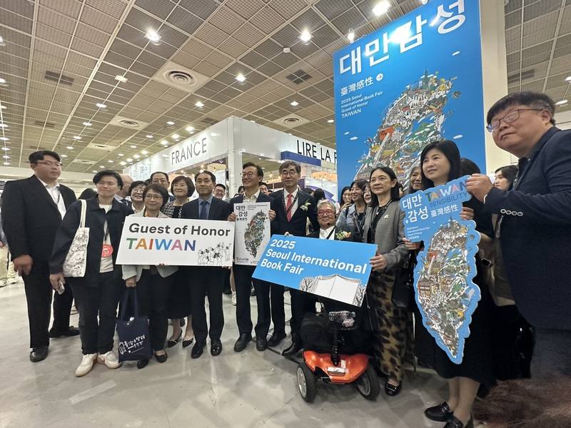 韓國首爾國際書展18日登場，台韓貴賓在台北書展基金會董事長郝明義（紅框眼鏡者）介紹下參觀台灣館