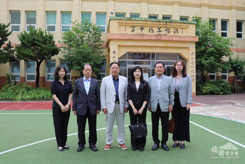 駐韓國代表處副代表郭秋雯與漢城華僑小學校長郭美華及理事長李忠憲等代表合影