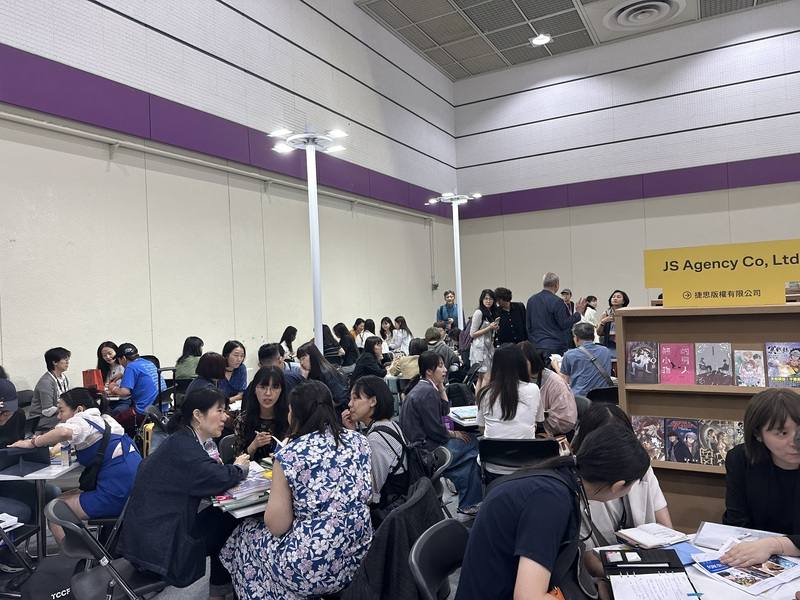 韓國首爾國際書展18日登場，台灣館的業者洽談區甫開幕就已幾乎坐滿